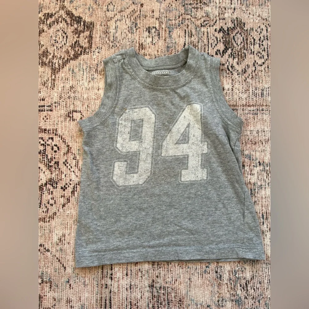 Old Navy Gray Kids Tank Top with 94 Print